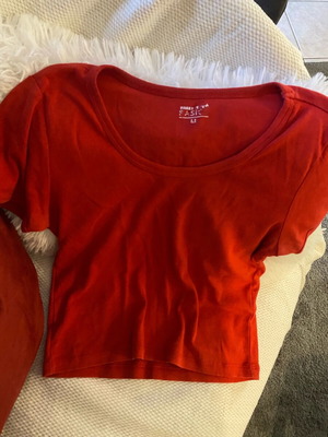 Κόκκινο crop top σαν καινούργιο με στρογγυλή λαιμοκοψη μέγεθος M
