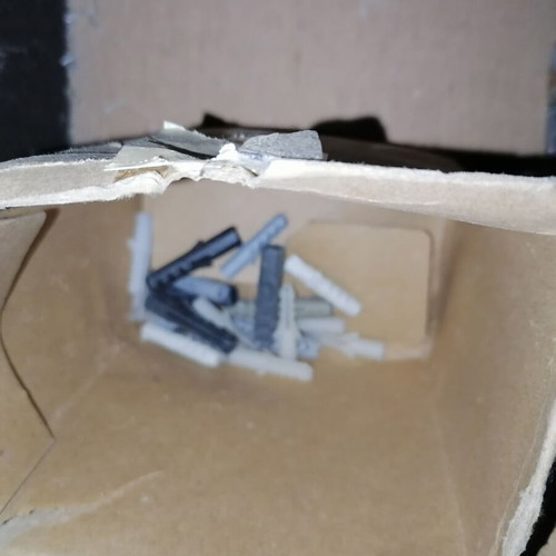 Screws and dowels like new, approx. 15-20 kg