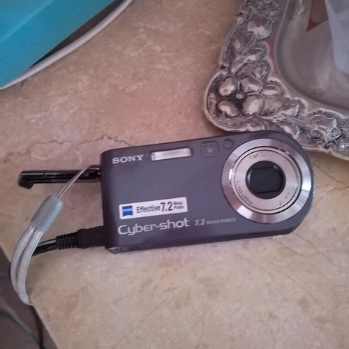 Sony Cyber-shot camera 7.2 megapixels like new with charger and case