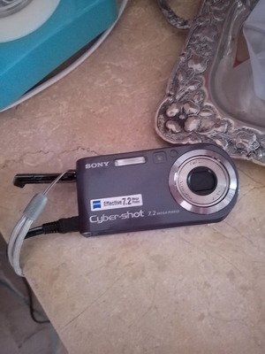 Sony Cyber-shot camera 7.2 megapixels like new with charger and case