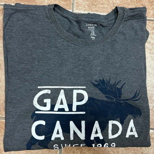 GAP XXL T-shirts like new, 1 red with palms and 1 grey with Canada print