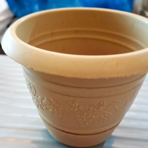 Plastic flower pot like new, small hard plastic