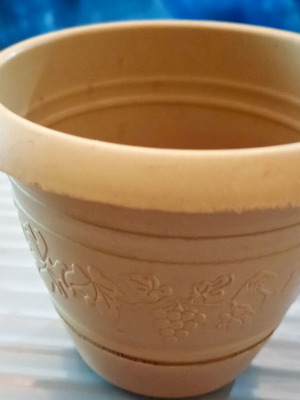 Plastic flower pot like new, small hard plastic