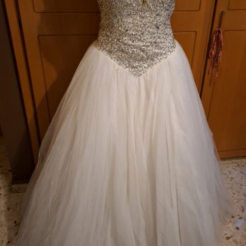 Romantic Wedding Dress Size S-M White Like New with Veil and Storage Case