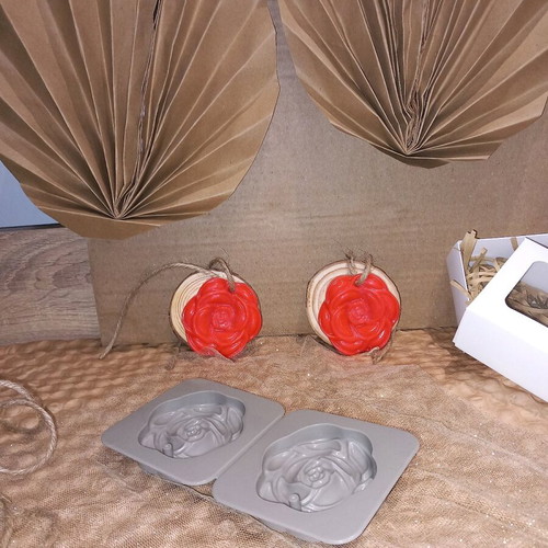 Wardrobe fragrance set of 2 pieces new, rose-shaped