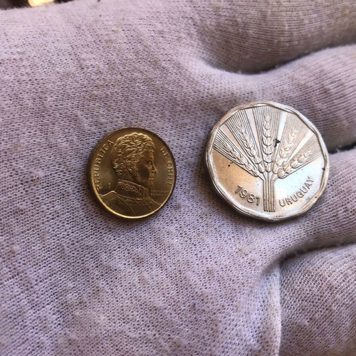 Set of 2 Pesos coins Chile 1990 and Uruguay 1981 like new