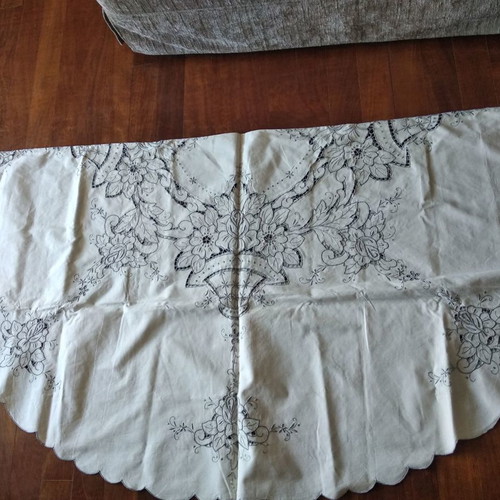 Round tablecloth handmade embroidered from Madeira with 6 napkins