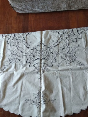 Round tablecloth handmade embroidered from Madeira with 6 napkins