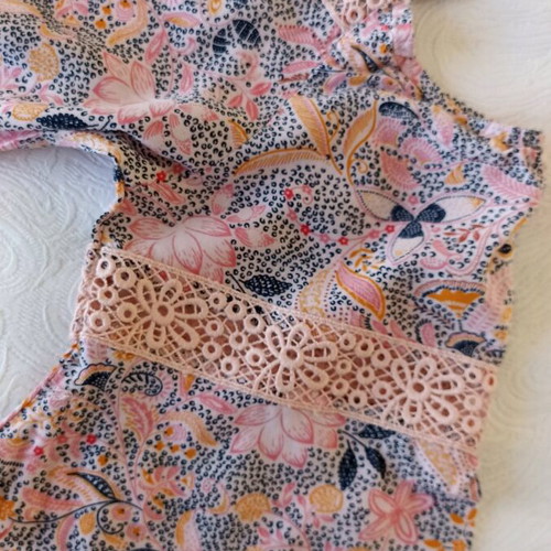Printed one-piece shorts like new with straps and sleeves multicolored