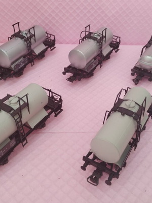 HO Scale Tank Wagons used, set of five, various brands