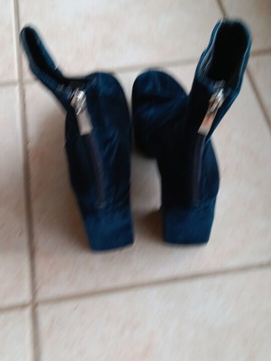 Zara blue suede ankle boots like new, size 39