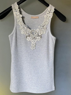 Women's sleeveless gray tank top like new with embroidered V detail