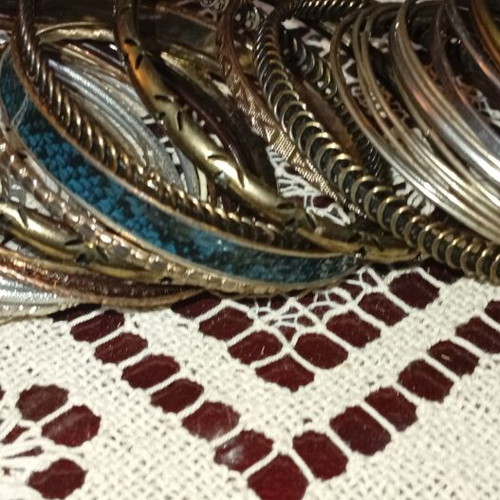 Bracelets used, set of 83 in silver, gold, pink, copper, bronze, black, blue