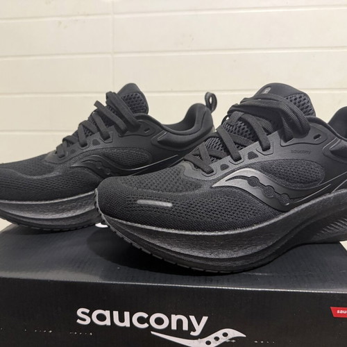 Saucony Surge 3 athletic shoes size 42 like new, black
