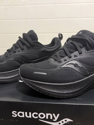Saucony Surge 3 athletic shoes size 42 like new, black