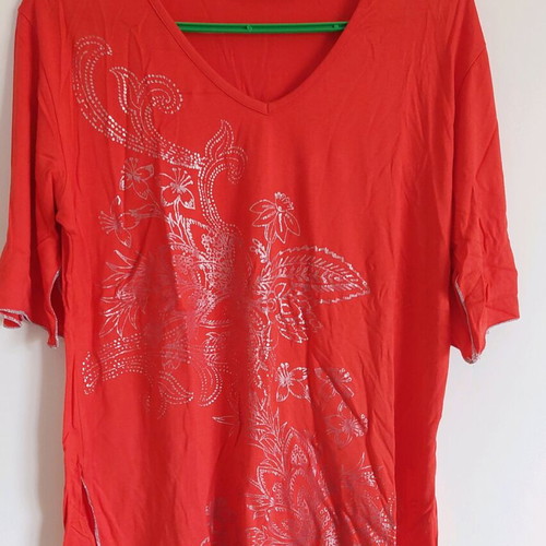 Gallery summer blouse Large like new, coral with silver design