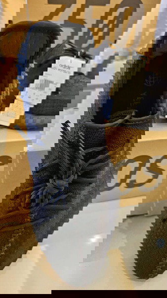 Yeezy Boost 350 V2 -- Onyx HQ 4540