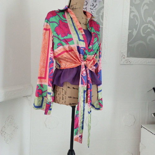 Satin shirt set with tie and bell sleeves like new, multicolor