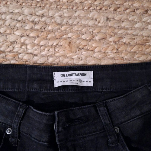 One Teaspoon women's black jeans mid-rise like new with knee rip