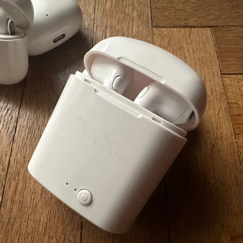 Bluetooth earbuds used, 4 pairs with cases, broken batteries