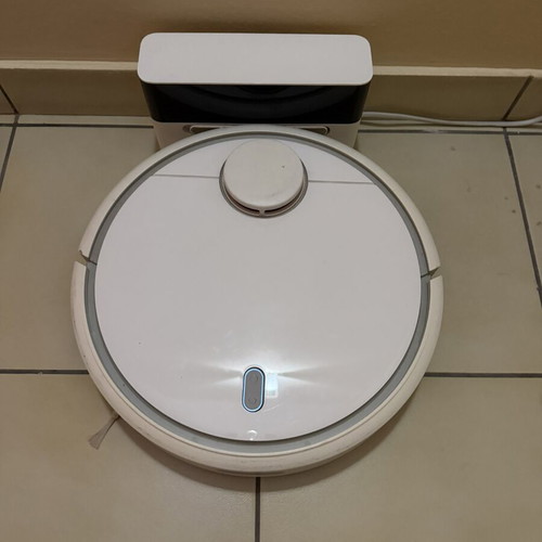 Xiaomi robot vacuum like new with extra brushes and filters