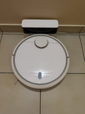 Xiaomi robot vacuum like new with extra brushes and filters