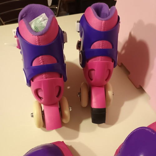 Oxelo Kids Roller Skates like new, sizes 26-28, ages 6-10 with protective set