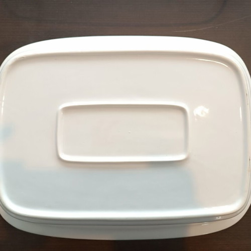 Heat-resistant serving dish with lid and metal base vintage style like new