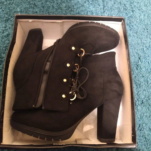 Ankle boots with heel and laces like new, black suede