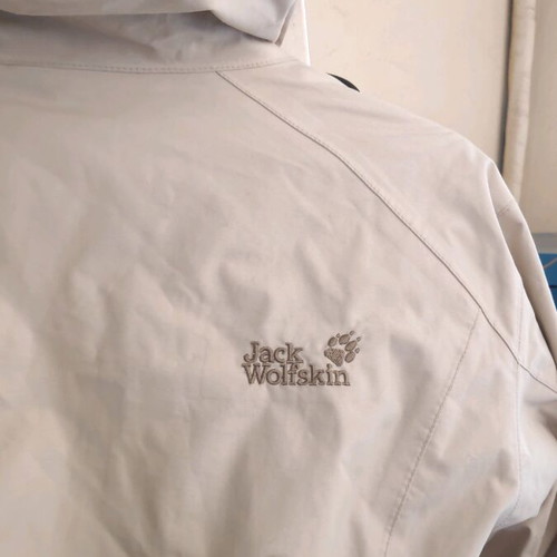Jack Wolfskin M beige jacket like new with detachable fleece