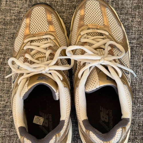 New Balance 530 women's athletic shoes size 38, like new, beige gold