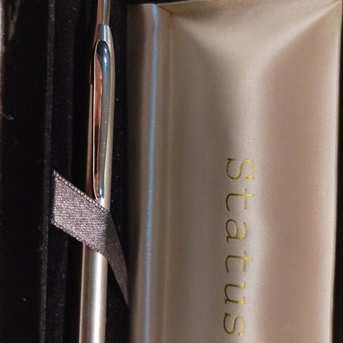 Vintage Status pen with silver case like new