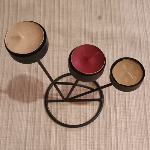Metal decorative holder for 3 tealight candles