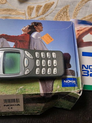 Συλλεκτικό Nokia 3210 με παρελκόμενα, σε μεταχειρισμένη κατάσταση