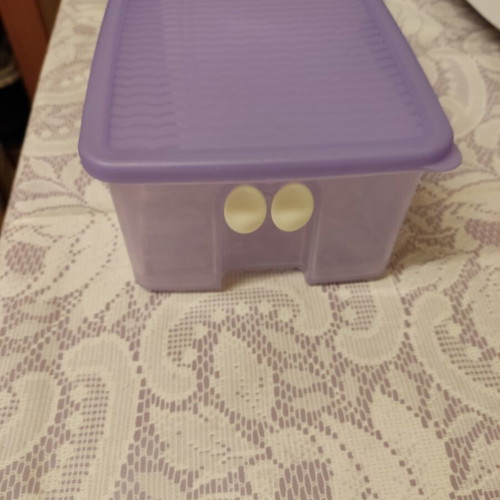 Tupperware container 1.6L with adjustable ventilation system, like new