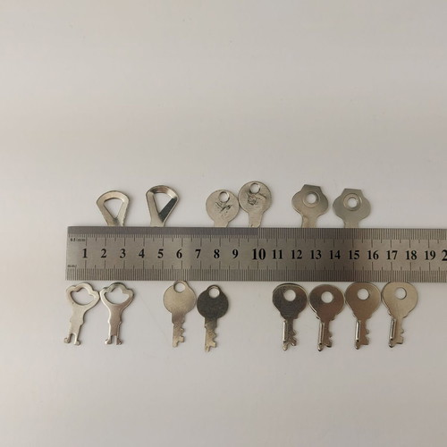 Lot of 14 old keys for suitcases and boxes used