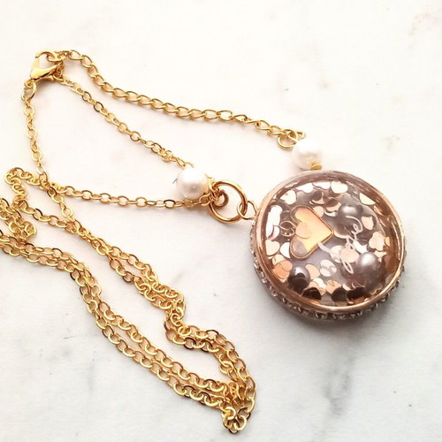 Handmade gold-colored necklace with pendant and pearl