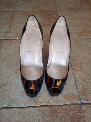 Christian Louboutin peep toe γόβες σαν καινούργιες, με αποχρώσεις ταρταρούγα