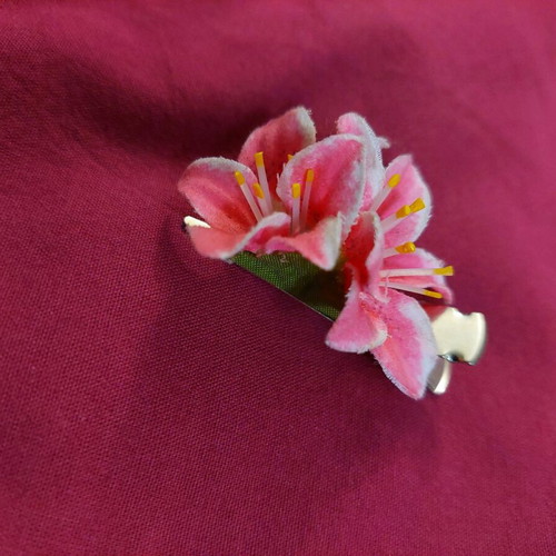 Hair clip used with pink flowers