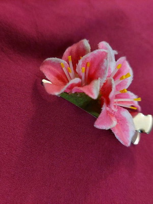 Hair clip used with pink flowers