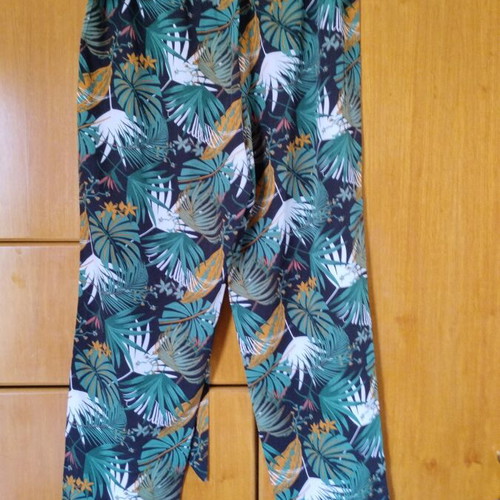 Pants with green and black tropical pattern new, size M
