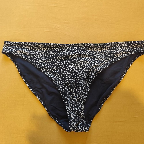 Black and white bikini XL used, comfortable and flattering fit