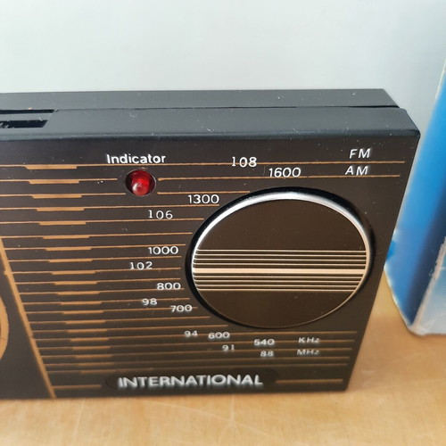 International Model 833 Vintage Portable Radio like new