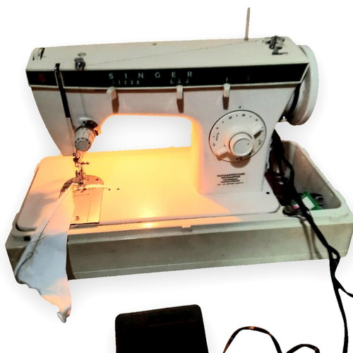 Singer sewing machine made in Brazil 220V like new with case and accessories