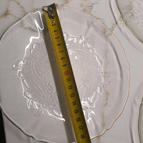 Transparent plates with embossed flowers and gold rim, like new, pack of 5