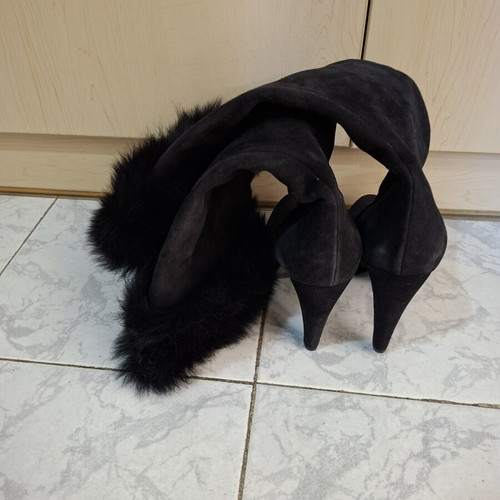 Prada black suede boots size 41 like new with fur detail