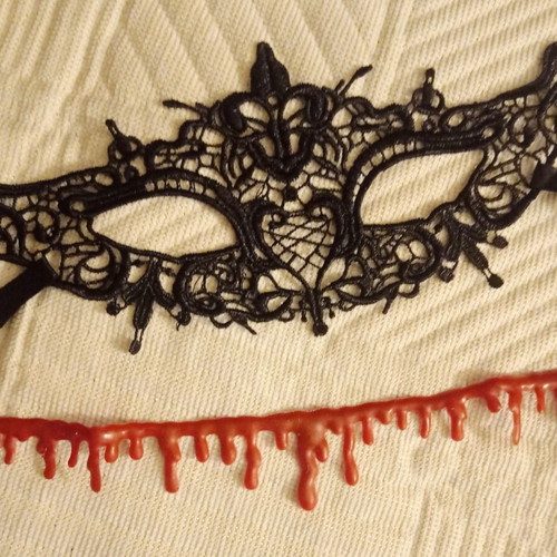 Mask and blood choker new, pack of 2 pieces