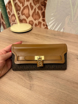 Michael Kors Hamilton Legacy Large women's wallet like new, tan brown