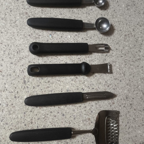 Kitchen tools set like new, 6 pieces including cheese grater