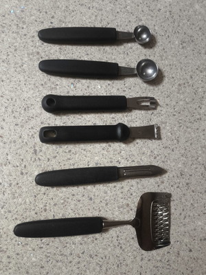 Kitchen tools set like new, 6 pieces including cheese grater